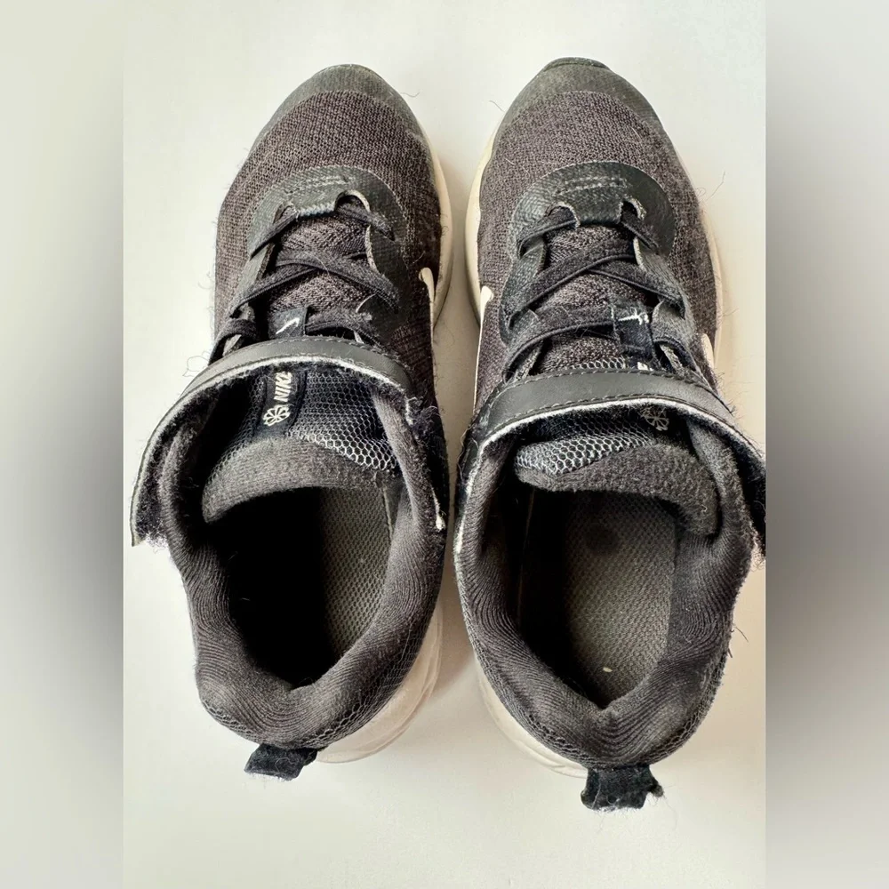 Nike Kids Black & White Sneakers - Picture 9 of 13